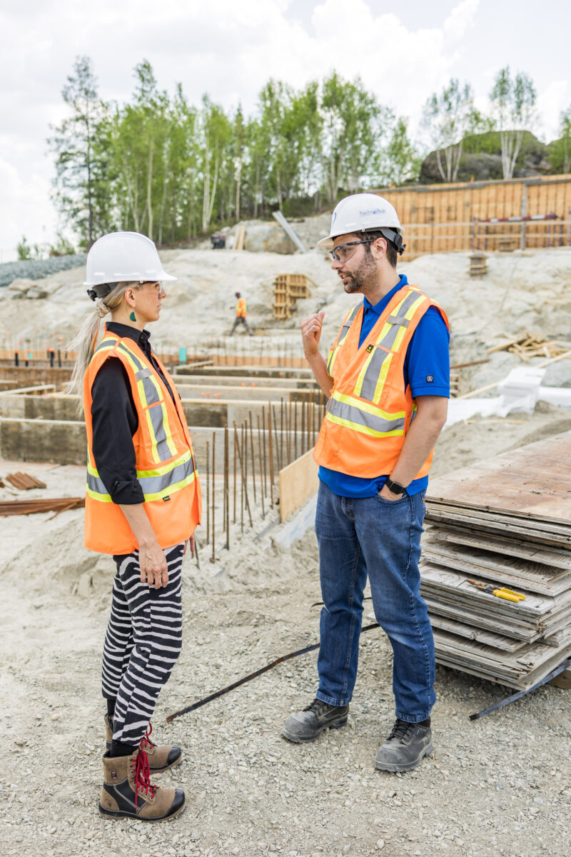 Employé-discute-chantier-construction